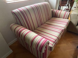 Sofá de 2 plazas rayas beige, rojo y granate