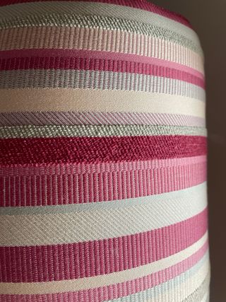 Sofá de 2 plazas rayas beige, rojo y granate