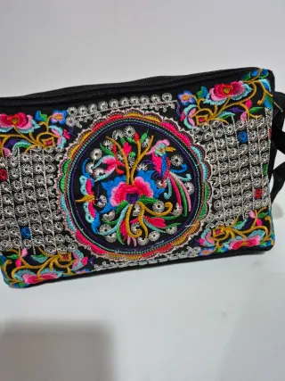 Bolso negro con bordado de pájaro y flores
