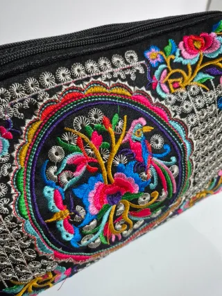 Bolso negro con bordado de pájaro y flores