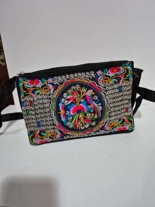 Bolso negro con bordado de pájaro y flores