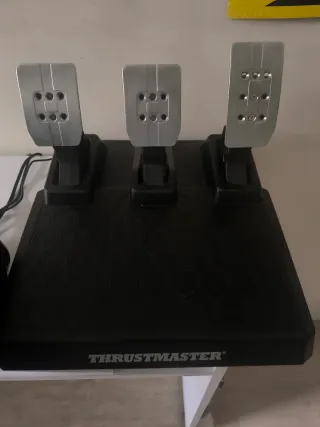 Volante Thrustmaster PS4/PS5/PC + Pedali