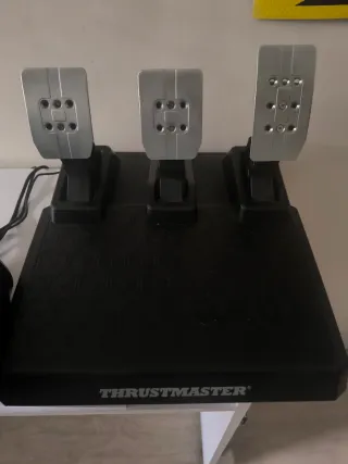 Volante Thrustmaster PS4/PS5/PC + Pedali
