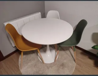 Sillas de plástico y madera (3 unidades)