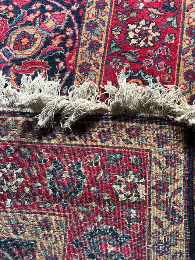 4 Alfombras persa con flecos y otra alfombra