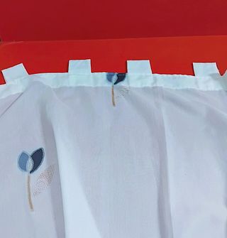 Visillo blanco con flores azules 115x95 cm