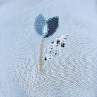 Visillo blanco con flores azules 115x95 cm