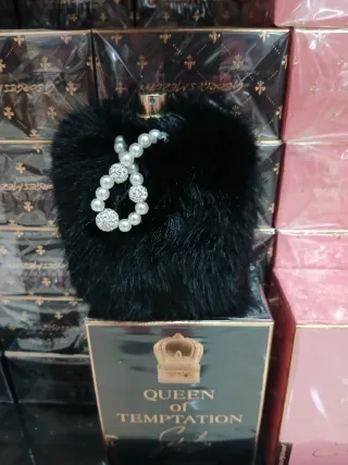 Perfume con pelo y corona dorada