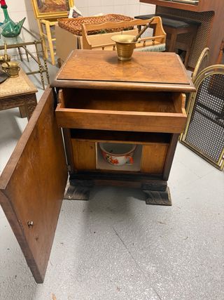 Mueble decorativo antiguo letrina