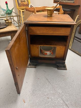 Mueble decorativo antiguo letrina