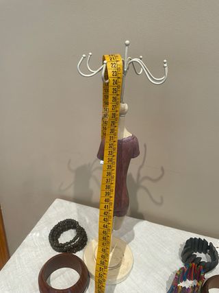 Maniquí joyero con varios brazaletes