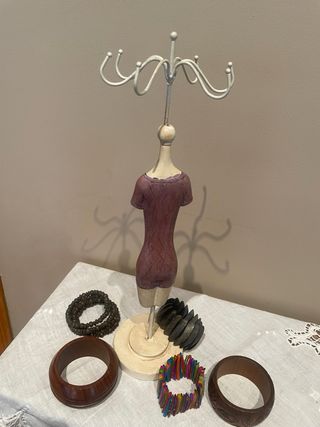 Maniquí joyero con varios brazaletes