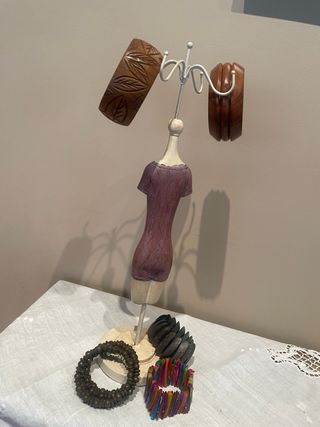 Maniquí joyero con varios brazaletes