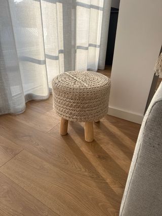 Taburete de yute y madera