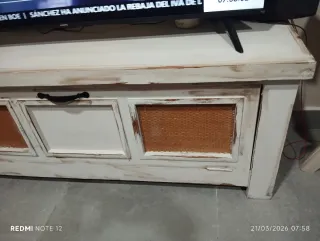 Mueble TV madera y mimbre blanco