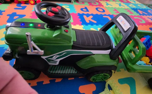 Tractor infantil con remolque y bloques