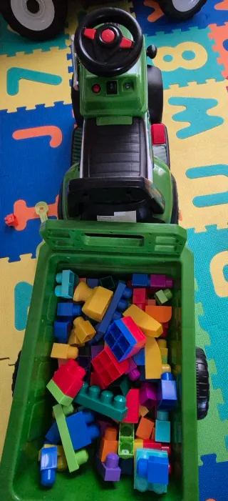 Tractor infantil con remolque y bloques