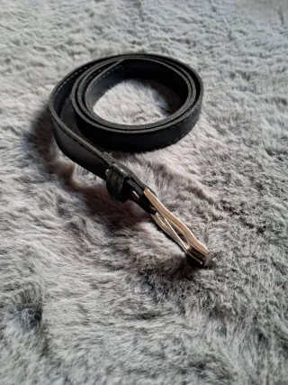 Cintura Sottile in Pelle Nera con Fibbia Argentata