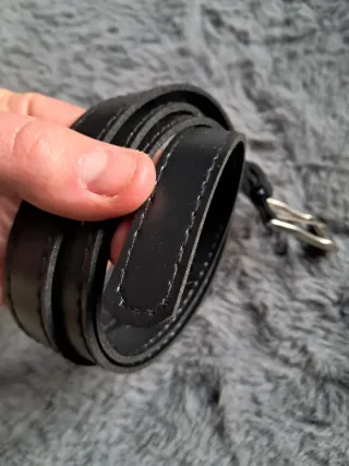 Cintura Sottile in Pelle Nera con Fibbia Argentata