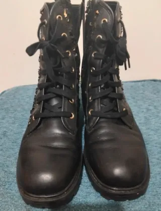 Botas militares con lentejuelas negras y doradas