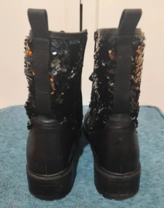 Botas militares con lentejuelas negras y doradas