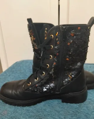 Botas militares con lentejuelas negras y doradas
