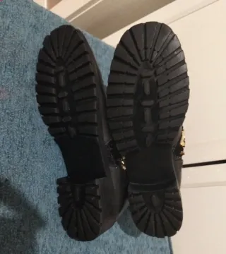 Botas militares con lentejuelas negras y doradas