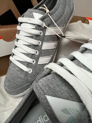 Zapatillas Adidas Grises y Blancas