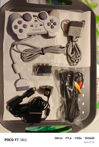 Consola PlayStation con mando y juegos