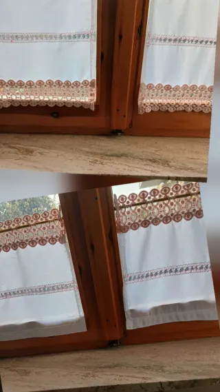 2 simpatiche tendine in misto lino ricamo a mano