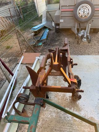 Arado de tractor antiguo