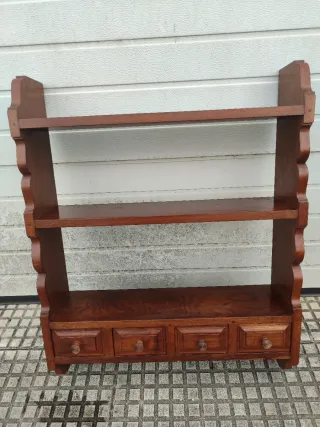 Dos estanterías rústicas de madera