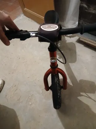 Bicicleta de equilibrio roja