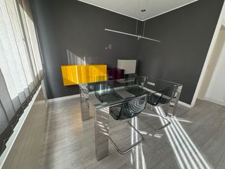 Mesa de comedor de cristal y metal + mueble