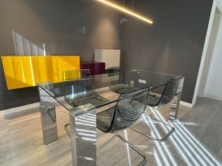 Mesa de comedor de cristal y metal + mueble