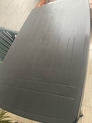 Mesa de terraza gris de plástico