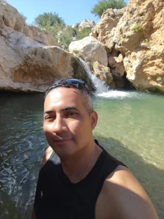 Busco trabajo de  pintor. Cuidador.