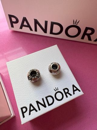 Dos Abalorios Pandora Flor Roja y Plateado