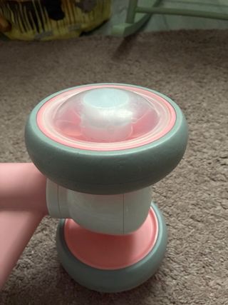 Bicicleta infantil rosa con luces LED en ruedas