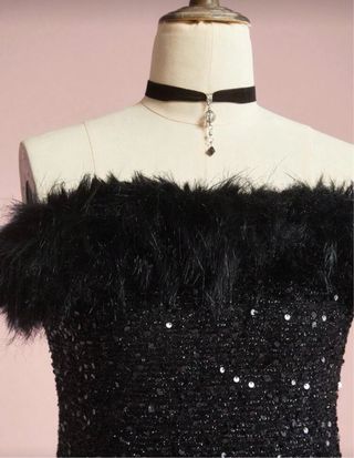 Vestido Negro Corto Sexy con Plumas y Lentejuelas