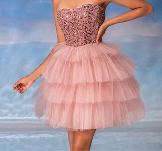 Vestido rosa con lentejuelas y volantes