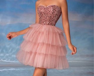 Vestido rosa con lentejuelas y volantes