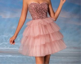 Vestido rosa con lentejuelas y volantes