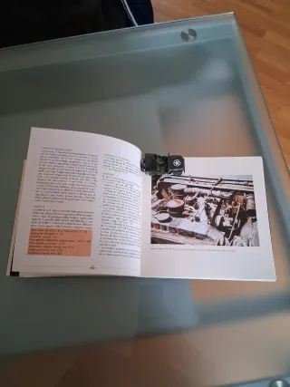 Libro + modellino originale jeep in metallo1/43