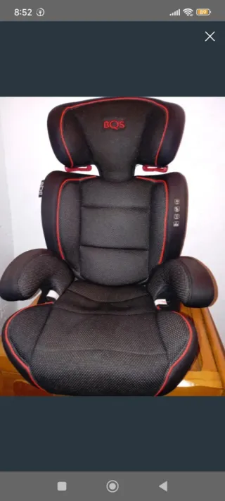 Silla de coche BQS negra con detalles rojos