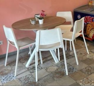 Tavolo da pranzo rotondo e 4 sedie bianche