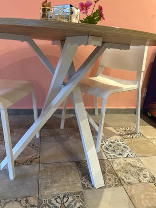 Tavolo da pranzo rotondo e 4 sedie bianche