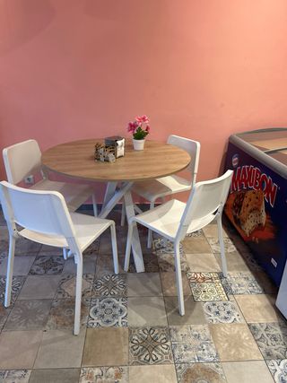 Tavolo da pranzo rotondo e 4 sedie bianche