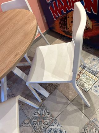 Tavolo da pranzo rotondo e 4 sedie bianche