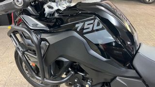 BMW F750GS triple black (A2) cambiaria por coche.